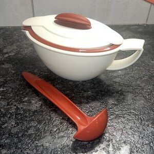 Tupperware Heat N Serve insulated vintage gravy boat with ladle. Believed NEW